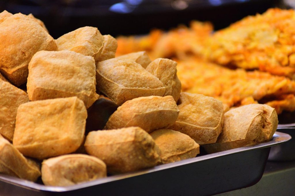 nuggets de tofu en la freidora de aire