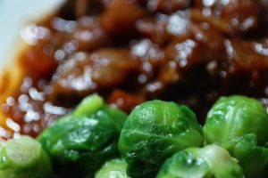 Coles de Bruselas en la freidora de aire al ajo y romero