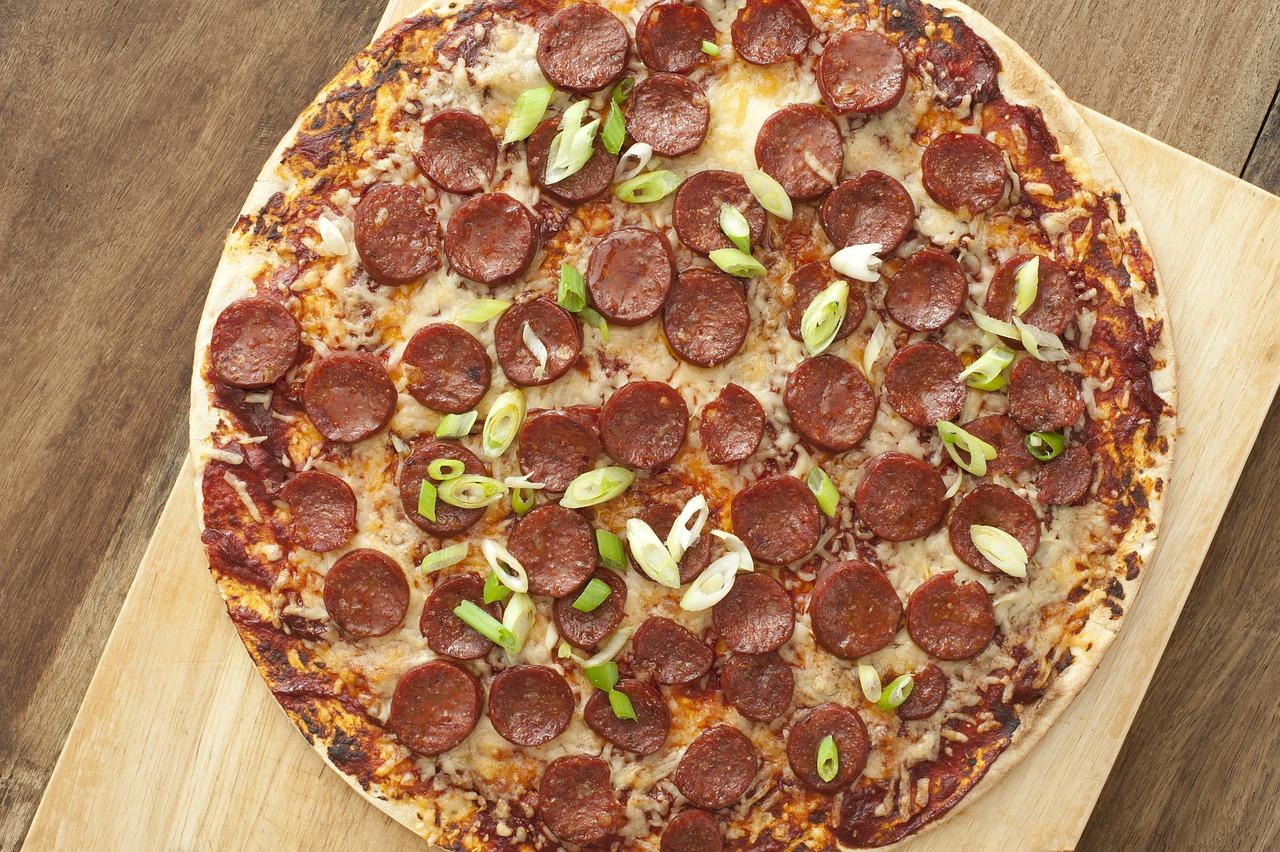 Pizza de salchicha en la freidora de aire