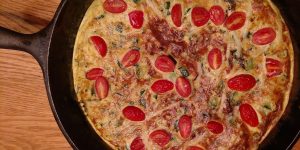 Frittata en freidora de aire con bacon, cheddar y verduras